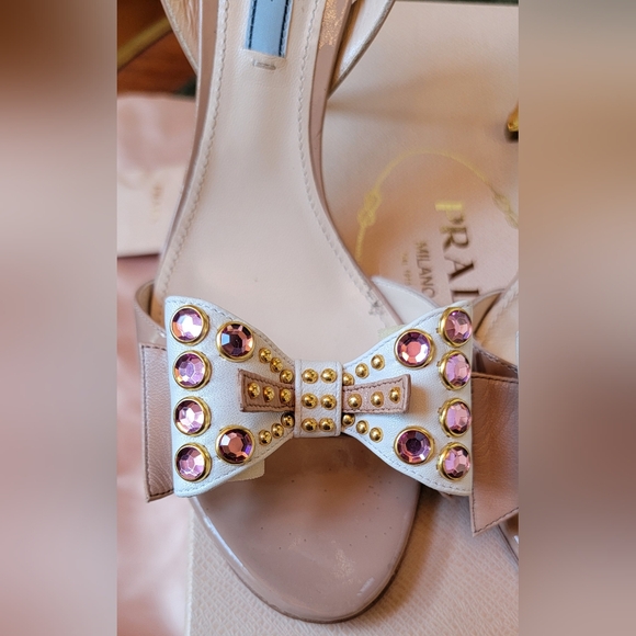$900 NIB PRADA VERNICE NUDE LEATHER PINK CRYSTAL BOW GOLD HIGH HEEL SANDAL 9.5 - Picture 3 of 15